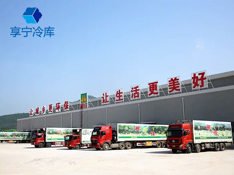 湖南湘佳牧業股份有限公司在石門縣的優質雞養殖基地需要配備一套冷鮮雞肉冷庫，對新宰殺的雞做冷鮮處理。冷庫總體積1500立方米，設計溫度-5℃~0℃，每小時預冷3500只雞，每批雞處理時間半小時，冷庫每天12小時連續不停運行。